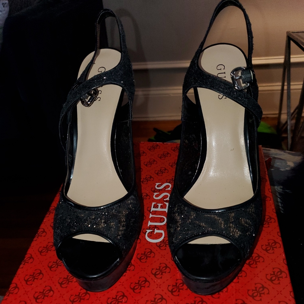 Black laced peep-toe pumps